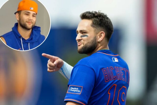 Bo Bichette caminhando até o banco de reservas após ficar de castigo.