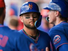 Bo Bichette, do Mets, continua exibindo proezas de rebatidas com outro forte jogo de primavera Bo Bichette com capacete do New York Mets e olho preto.