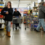 O ex-presidente republicano candidato à presidência, Donald Trump, chega para falar em um evento de campanha na Alro Steel, quinta-feira, 29 de agosto de 2024, em Potterville, Michigan (AP Photo/Alex Brandon)