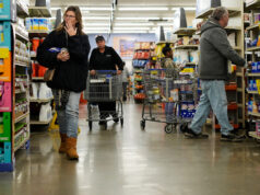 Boa sorte para encontrar um emprego e comprar mantimentos na América de Trump O ex-presidente republicano candidato à presidência, Donald Trump, chega para falar em um evento de campanha na Alro Steel, quinta-feira, 29 de agosto de 2024, em Potterville, Michigan (AP Photo/Alex Brandon)