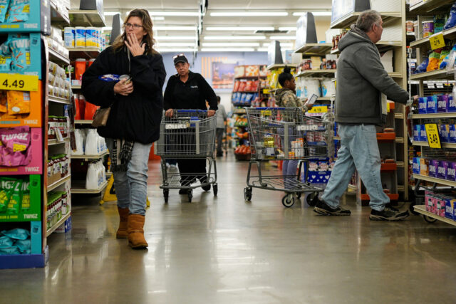 O ex-presidente republicano candidato à presidência, Donald Trump, chega para falar em um evento de campanha na Alro Steel, quinta-feira, 29 de agosto de 2024, em Potterville, Michigan (AP Photo/Alex Brandon)