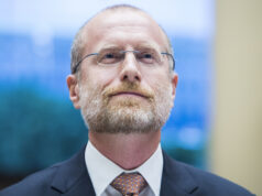 Bozo da FCC direciona sua estranheza nacionalista para call centers Desenho animado de Clay Bennett