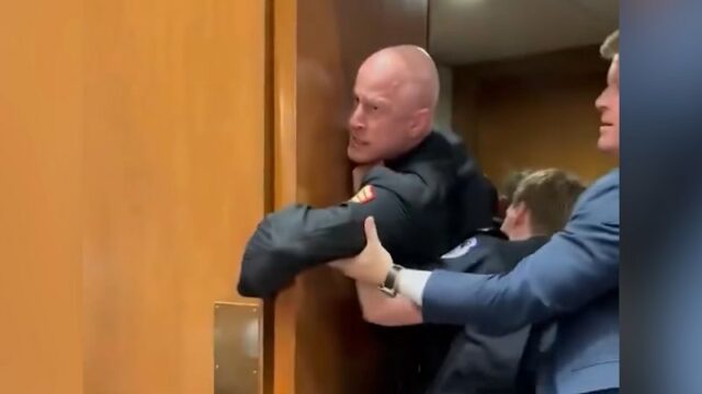 Braço de veterano quebrado enquanto ele protestava no Congresso
