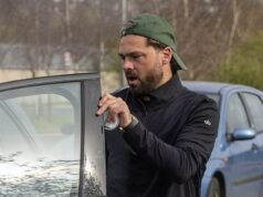 Bradley Dack parece sombrio ao sair do treino depois de proibir ‘companheiros de equipe de discutirem o beijo da ex Olivia Attwood com Pete Wicks’ enquanto ele jura ‘levá-la para a lavanderia’ Bradley Dack apareceu com uma figura sombria ao ser flagrado deixando o treinamento em Gillingham, Kent, na segunda-feira