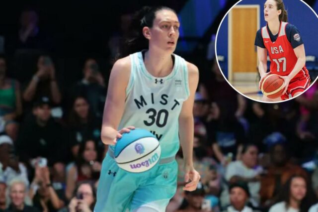 Breanna Stewart dribla uma bola de basquete em um estádio.