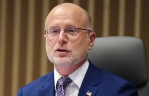 Brendan Carr se vangloria de que Trump está ‘vencendo’ contra a ‘mídia de notícias falsas’, cita a saída de Colbert e a mudança de propriedade da CNN | Vídeo JD Vance, Joe Rogan