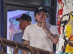 Brooklyn Beckham janta no Sushi Park, em West Hollywood, com o cantor Cody Simpson, depois de perder o reencontro em Los Angeles com seu pai, David. Brooklyn Beckham jantou no Sushi Park em West Hollywood com o cantor Cody Simpson depois de perder uma reunião em Los Angeles com seu pai David