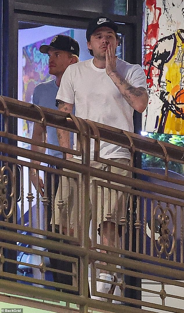 Brooklyn Beckham janta no Sushi Park, em West Hollywood, com Brooklyn Beckham jantou no Sushi Park em West Hollywood com o cantor Cody Simpson depois de perder uma reunião em Los Angeles com seu pai David