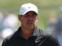 Brooks Koepka ajuda jovem atropelada por carrinho de golfe no campeonato Valspar GettyImages-2267717697 Brooks Koepka consola jovem presa sob um carrinho de golfe