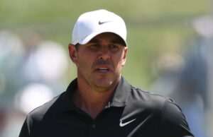 Brooks Koepka ajuda jovem atropelada por carrinho de golfe no campeonato Valspar GettyImages-2267717697 Brooks Koepka consola jovem presa sob um carrinho de golfe