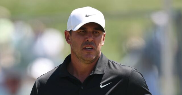 Brooks Koepka ajuda jovem atropelada por carrinho de golfe no GettyImages-2267717697 Brooks Koepka consola jovem presa sob um carrinho de golfe