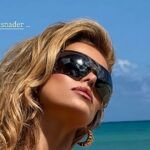 Brooks Nader absorve o sol em Barely There Top