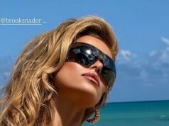 Brooks Nader arrisca um deslizamento em um biquíni e mostra a pele beijada pelo sol Brooks Nader absorve o sol em Barely There Top