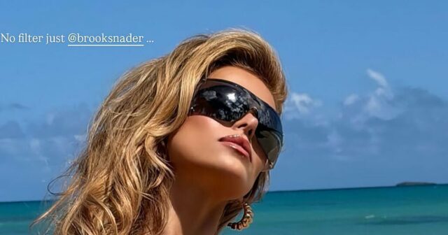 Brooks Nader arrisca um deslizamento em um biquíni e mostra Brooks Nader absorve o sol em Barely There Top