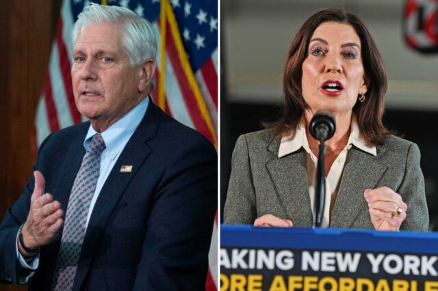 Bruce Blakeman, executivo do condado, em uma jaqueta azul com 