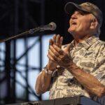 Bruce Johnston deixa os Beach Boys após 60 anos