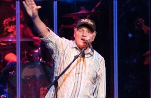 Bruce Johnston se aposentando dos Beach Boys após 61 anos bruce johnson meninos da praia getty