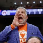 Bruce Pearl atrai críticas por ações durante a derrota no torneio SEC de Auburn