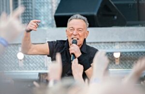 Bruce Springsteen inicia sua turnê Trump Derangement em protesto contra a repressão do presidente à imigração ilegal Bruce Springsteen inicia sua turnê Trump Derangement em protesto contra a repressão do presidente à imigração ilegal