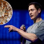 Bryan Johnson falando na conferência Bitcoin 2025.