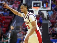 Bryce Hopkins do St. John recuperando a forma pré-lesão, acertando o toque no momento perfeito em March Madness O atacante do St. John's Red Storm, Bryce Hopkins # 23, reage após acertar um chute de três pontos.