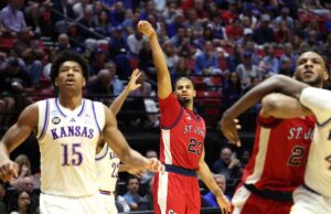 Bryce Hopkins faz a história de St. John’s March Madness enquanto o tiroteio continua O atacante do St. John's Red Storm, Bryce Hopkins # 23, atirando um arremesso durante um jogo do torneio da NCAA contra o Kansas Jayhawks.