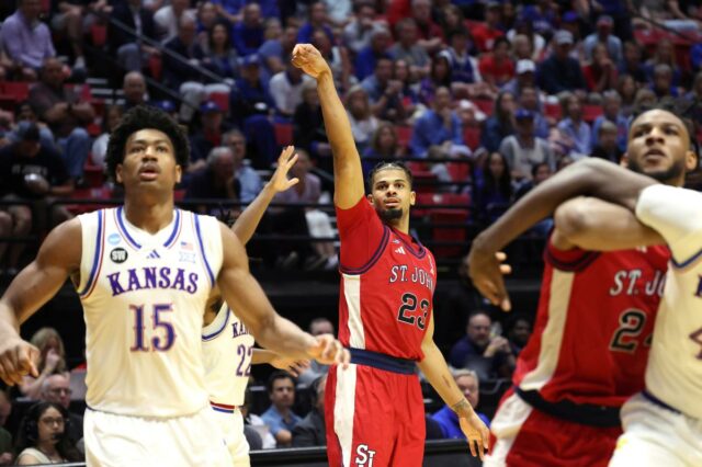 O atacante do St. John's Red Storm, Bryce Hopkins # 23, atirando um arremesso durante um jogo do torneio da NCAA contra o Kansas Jayhawks.