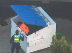 CCTV mostra perseguição policial terminando em destino mais improvável A polícia localizou o homem de 40 anos até uma lixeira na área de carregamento de um shopping center Carrum Downs.