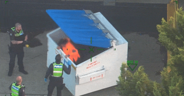 CCTV mostra perseguição policial terminando em destino mais improvável A polícia localizou o homem de 40 anos até uma lixeira na área de carregamento de um shopping center Carrum Downs.