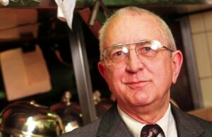 CHRISTOPHER STEVENS sobre O autor Len Deighton, que morreu aos 97 anos: o mestre escritor de espionagem cujas tramas de alta octanagem prenderam ‘como as calças da princesa Anne’ Len Deighton, autor de best-sellers creditado por reinventar o gênero de romances de espionagem, morreu aos 97 anos
