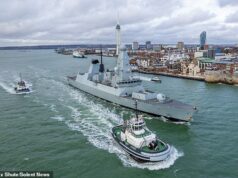 COMENTÁRIO DO DAILY MAIL: A humilhação de nossas Forças Armadas O HMS Dragon deixa Portsmouth na terça-feira - 10 dias após o conflito no Oriente Médio ter aumentado.