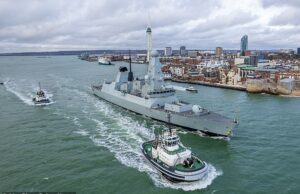 COMENTÁRIO DO DAILY MAIL: A humilhação de nossas Forças Armadas O HMS Dragon deixa Portsmouth na terça-feira - 10 dias após o conflito no Oriente Médio ter aumentado.