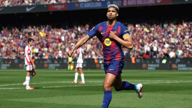 Cabeçada de Araujo ajuda Barcelona, ​​líder da Liga, a vencer o Rayo Vallecano
