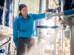 Caldeirão Ferm transformou micróbios em linhas de montagem ininterruptas A woman operates a fermenter.