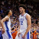 Cameron Boozer e Maliq Brown, do Duke, reagem após uma jogada durante um jogo de basquete contra a Carolina do Norte.