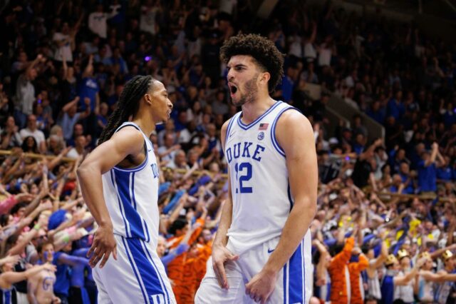 Cameron Boozer e Maliq Brown, do Duke, reagem após uma jogada durante um jogo de basquete contra a Carolina do Norte.