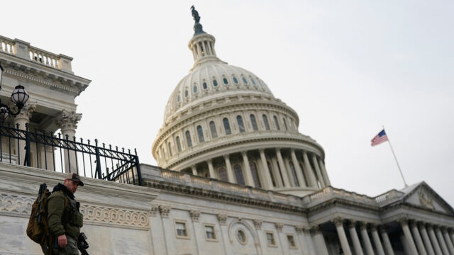 Câmara dos EUA se junta ao Senado para votar contra resolução sobre poderes de guerra
