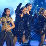 O presidente Donald Trump cumprimenta Nicki Minaj durante o lançamento de um programa conhecido como Trump Accounts no Auditório Andrew W. Mellon, quarta-feira, 28 de janeiro de 2026, em Washington. (AP Photo/José Luis Magana)