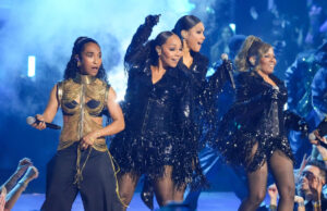 Cantor do TLC se declara inocente após descoberta de atividade suspeita do MAGA O presidente Donald Trump cumprimenta Nicki Minaj durante o lançamento de um programa conhecido como Trump Accounts no Auditório Andrew W. Mellon, quarta-feira, 28 de janeiro de 2026, em Washington. (AP Photo/José Luis Magana)