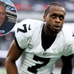 Geno Smith nº 7 do Las Vegas Raiders se estende em campo antes de uma NFL