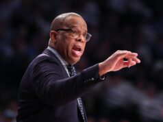 Carolina do Norte se aproxima da decisão de demitir Hubert Davis: relatório Head coach Hubert Davis of the North Carolina Tar Heels