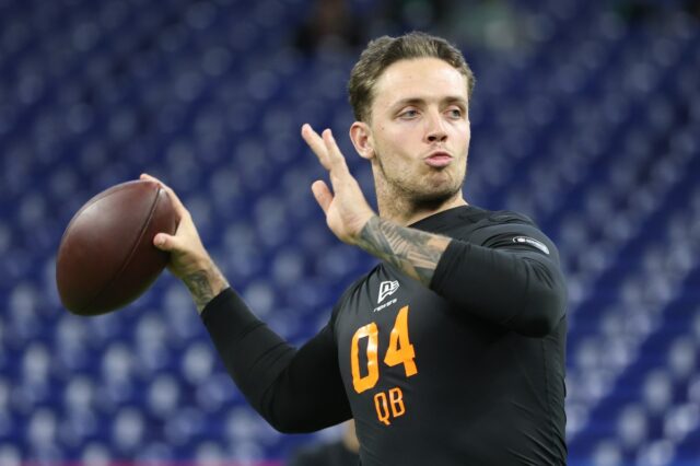 Carson Beck, de Miami, recebe tratamento hostil da multidão da Carson Beck of the Miami (FL) Hurricanes throws a pass during the 2026 NFL Scouting Combine