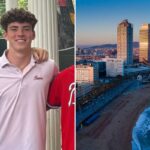 Um jovem sorridente, James “Jimmy” Gracey, vestindo uma camisa pólo rosa com