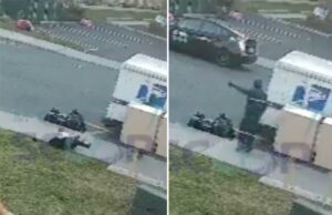 Carteiro do USPS que empurrou violentamente um menino judeu no subúrbio de Nova York enfrentará nova acusação, disse a polícia Um funcionário dos correios empurra uma criança no chão ao lado de um caminhão dos correios.