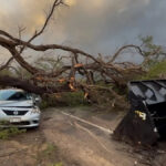 Uma casa em Maui pertencente a um casal de idosos que foi destruída durante uma tempestade