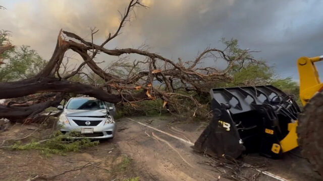 Uma casa em Maui pertencente a um casal de idosos que foi destruída durante uma tempestade