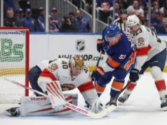 Casey Cizikas, quarta linha, impulsiona os Islanders na tão necessária vitória O pivô Casey Cizikas (53) do New York Islanders tenta um chute que ultrapassou o goleiro Daniil Tarasov (40) do Florida Panthers e o pivô Carter Verhaeghe (23) durante o primeiro período de um jogo na UBS Arena em Elmont, NY no sábado, 28 de março de 2026.