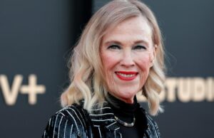 Catherine O’Hara ganha prêmio de ator por ‘The Studio’ postumamente e é aplaudida de pé Catherine O'Hara ganha prêmio de ator por 'The Studio' postumamente e é aplaudida de pé