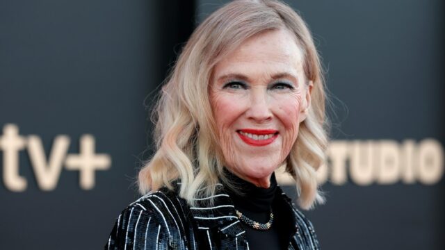 Catherine O'Hara ganha prêmio de ator por 'The Studio' postumamente e é aplaudida de pé
