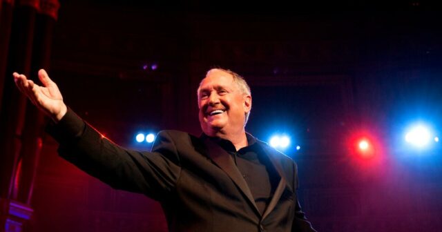 Causa da morte de Neil Sedaka revelada após 'falecimento repentino'
